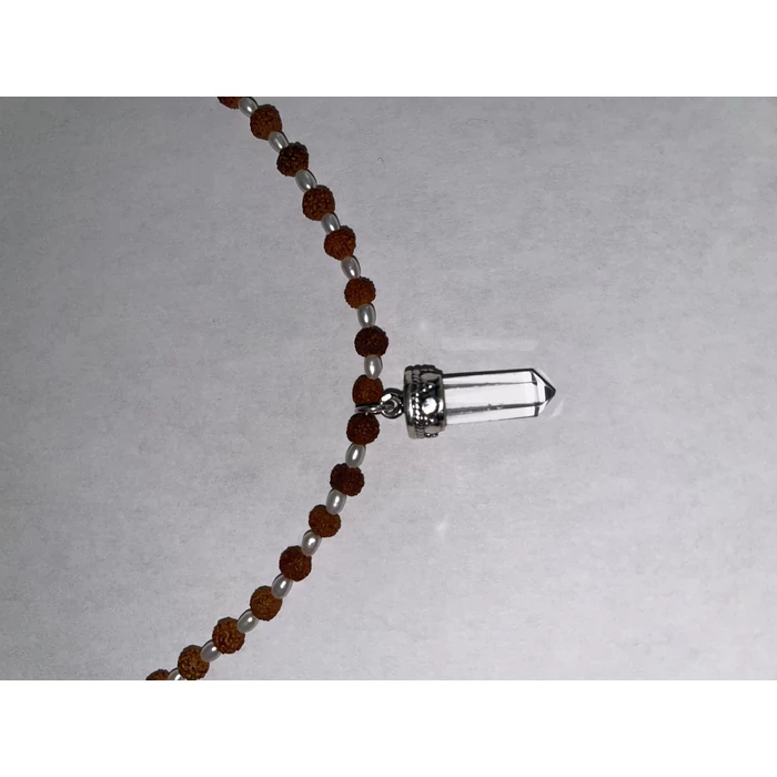 Rudraksha (4 mm) amorf igazgyönggyel, ezüst, hegyikristály medállal, 45 cm
